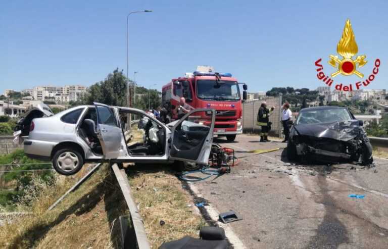 Frontale tra due auto a Cisternino: feriti i conducenti, una donna incastrata tra le lamiere
