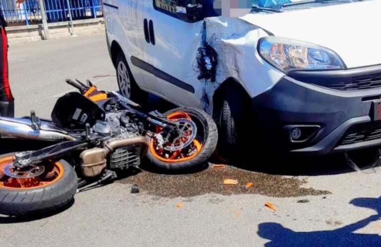 Bari, tragico incidente fra moto e furgone a Palese: centauro trasportato in ospedale in codice rosso