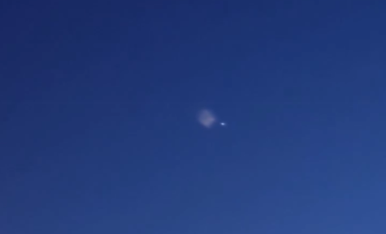 Sorpresa nella notte pugliese: avvistate strane luci. Ma si tratterebbe del razzo Falcon 9 di Elon Musk – VIDEO