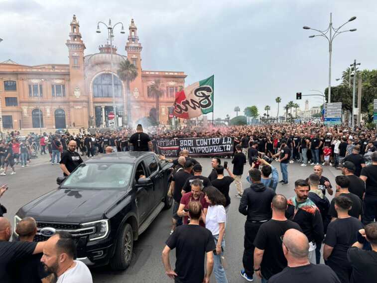 Bari, la marcia dei 5mila contro la multiproprietà: «Questo è solo l’inizio» – FOTO
