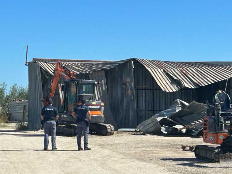 Trinitapoli, abbattuti manufatti abusivi: erano stati sequestrati a novembre scorso