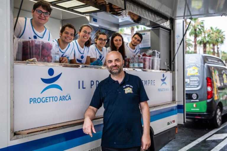 Galleria foto 'Caldo a Bari, l’impegno di InConTra: «Bevande fresche ai più fragili con la cucina mobile»' - foto 1