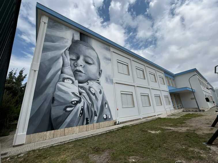 Nardò, sul muro della scuola “Don Lorenzo Milani” l’opera dedicata alla natalità
