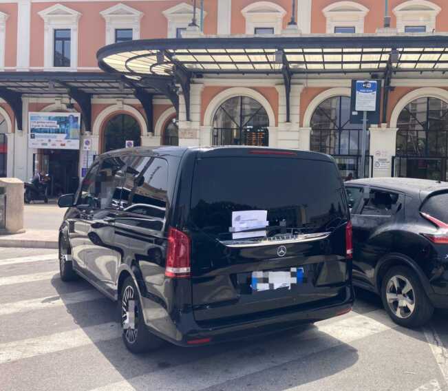 Trasporta turisti da Torre Canne alla stazione di Bari senza licenza: multato un Ncc abusivo