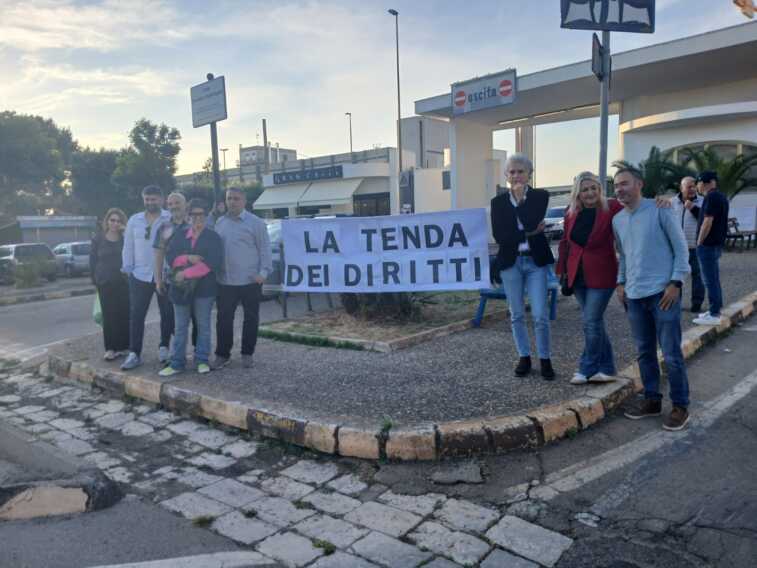 Salento, gli attivisti abbracciano l’ospedale di Casarano per dire “no” alle chiusure di corsie e servizi