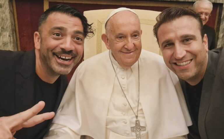 Risate con Pio e Amedeo e tanti altri prima del G7: la foto dei due comici foggiani con Papa Francesco