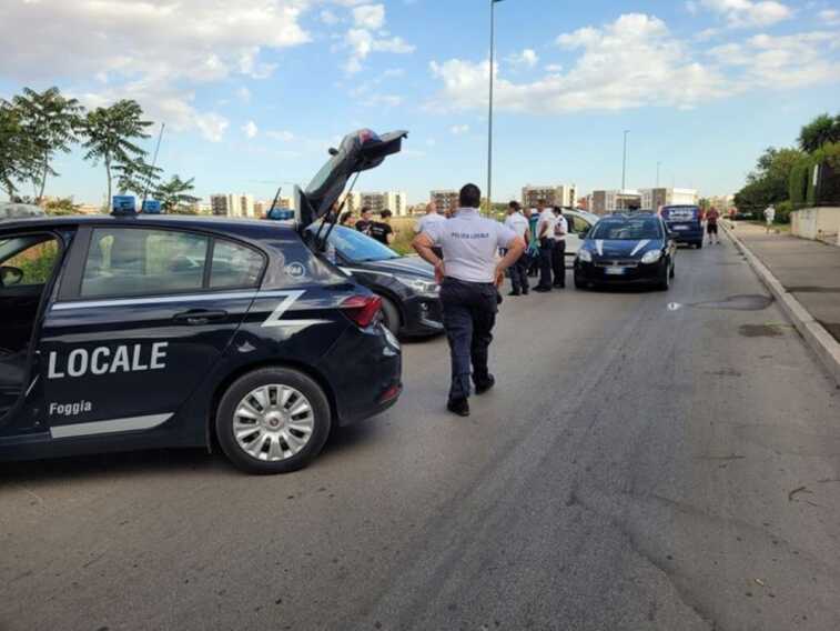 Foggia, muore cadendo dall’auto: denunciato il conducente. Il legale: «La vittima giocava a lanciarsi»