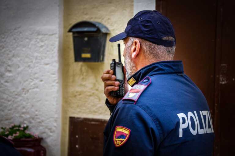 Matera, ruba gioielli dalla casa in cui lavora come baby sitter: nei guai una 26enne e altre 2 donne