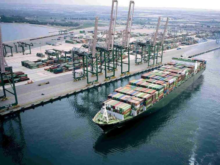 Taranto, patto bipartisan al Senato per salvare 450 operatori del porto: arriva l’indennità