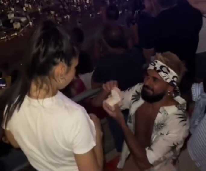Bari, la proposta di matrimonio al San Nicola durante il concerto di Vasco: «Tu sì che sei speciale» – VIDEO