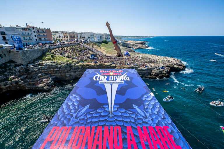 Polignano, al Red Bull Cliff Diving in treno: 12 collegamenti straordinari con 65mila posti a disposizione