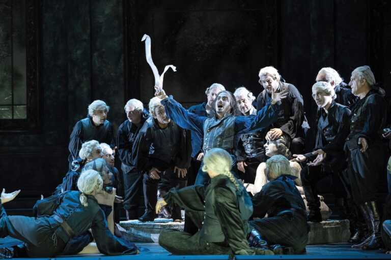 Il Rigoletto incanta il Petruzzelli e si tinge con i colori del cinema