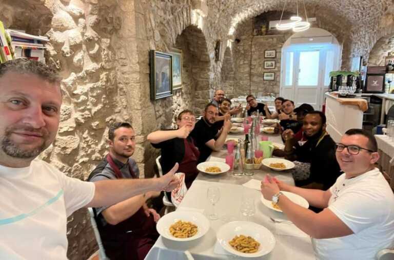Vieste, stranieri in cucina e commenti razzisti: il ristoratore mette alla porta i clienti