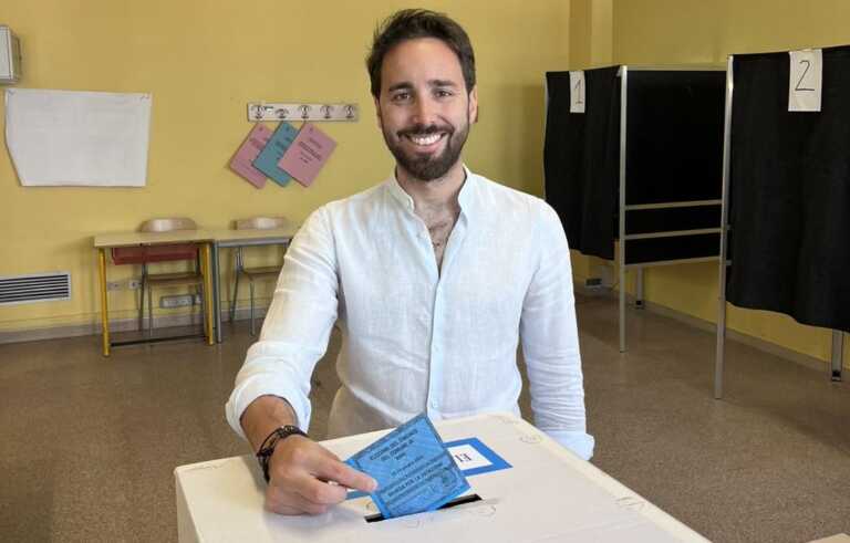 Comunali a Bari, elettori insultano il candidato Romito fuori dal seggio: «Rispondo con il sorriso. Buon voto»