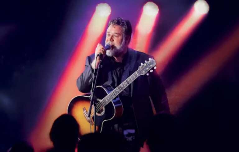 Russell Crowe arriva a Capurso per il Multiculturita Festival 2024 e canta “Sarà perché ti amo” – VIDEO