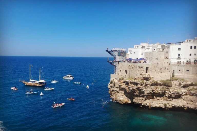 Polignano, perde conoscenza dopo un tuffo al Red Bull Cliff Diving: atleta russo finisce in ospedale