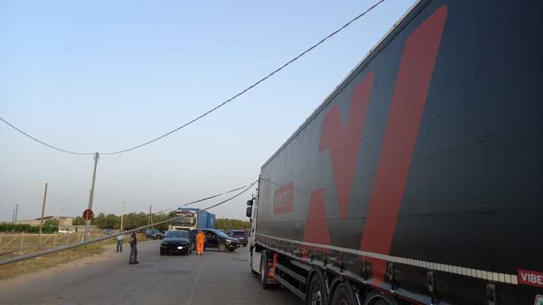 Scontro tra tir provoca la caduta di un palo della luce sulla tangenziale di Andria: traffico in tilt