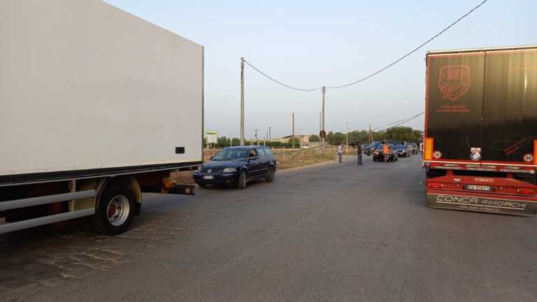 Galleria foto 'Scontro tra tir provoca la caduta di un palo della luce sulla tangenziale di Andria: traffico in tilt' - foto 4