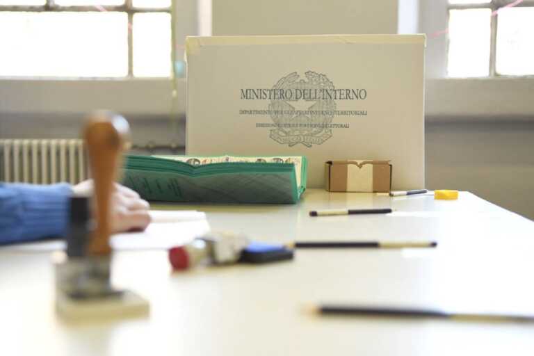 Elezioni a Bari, duecento presidenti di seggio rinunciano all’incarico: tra le cause la retribuzione troppo bassa
