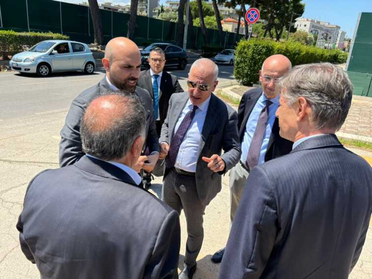 Galleria foto 'Bari, sopralluogo del vice ministro Sisto sul cantiere del nuovo Palazzo della Giustizia – VIDEO' - foto 1