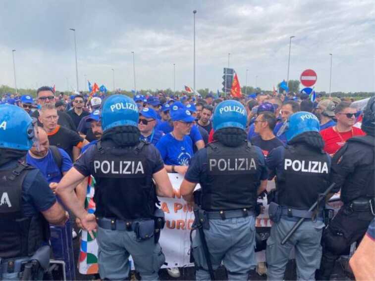 Grottaglie, sit-in dei lavoratori allo stabilimento Leonardo: tensione con le forze dell’ordine