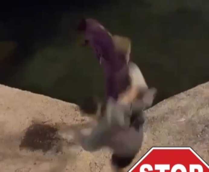 Bari, follia sul lungomare: giovane con problemi psichiatrici spinto in acqua con un calcio – VIDEO
