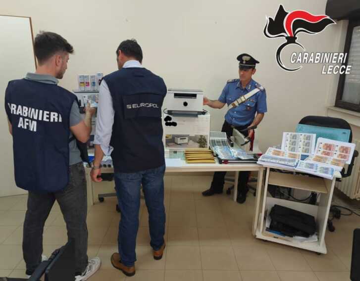 Stampa euro falsi e li vende su Telegram in cambio di bitcoin: arrestato un 28enne salentino – VIDEO