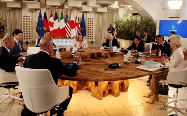 G7, i leader seduti attorno a un tavolo in legno d’ulivo: «È il Dna della Puglia. Un’opera maestosa»