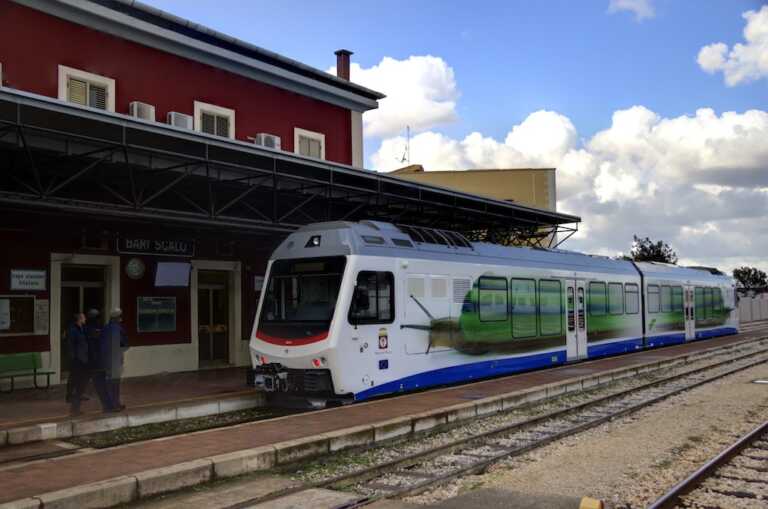 Due ore in treno per 65 chilometri, le quotidiane difficolta dei pendolari di Matera in viaggio verso la Puglia