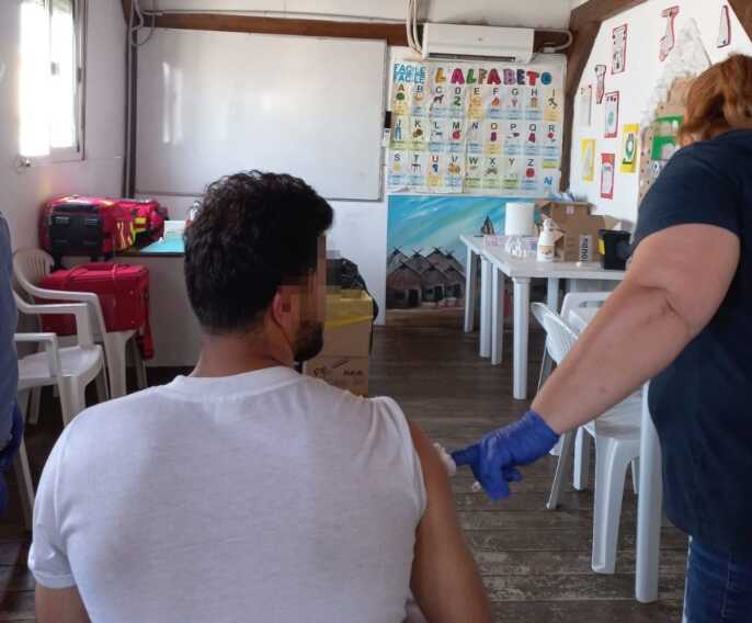 Asl Bari, attiva la Rete per l’inclusione: primi 255 vaccini per i migranti ospiti di Cpa e Cpr
