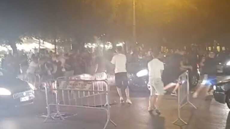 Follia a Trani: bloccano il traffico in piazza della Repubblica e stappano spumante sulle auto – VIDEO