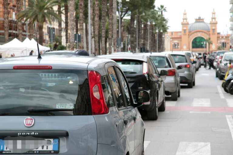 Traffico in aumento nelle città italiane, Bari riduce la velocità: i dati in uno studio