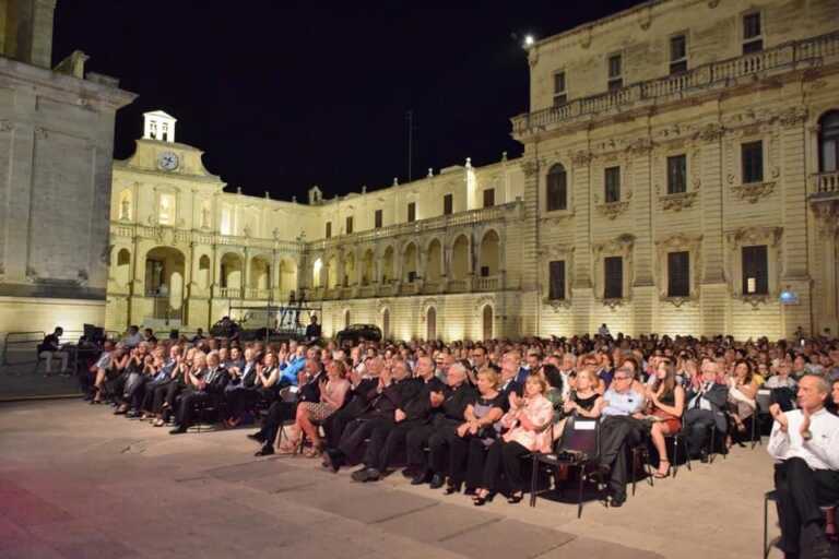 Lecce, in piazza Duomo il Premio Vigna d’Argento: un riconoscimento a personalità di spicco tra istituzioni, imprese e cultura