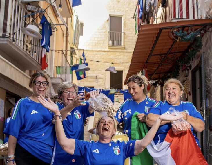 Euro 24, a Bari la strada delle orecchiette si colora di azzurro: pronti per Italia – Croazia