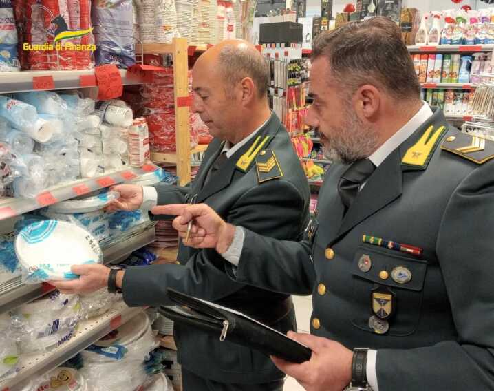 Pericolosi per la salute dei consumatori, sequestrati 400mila mila prodotti nelle province di Taranto e Bat: sanzionati i commercianti