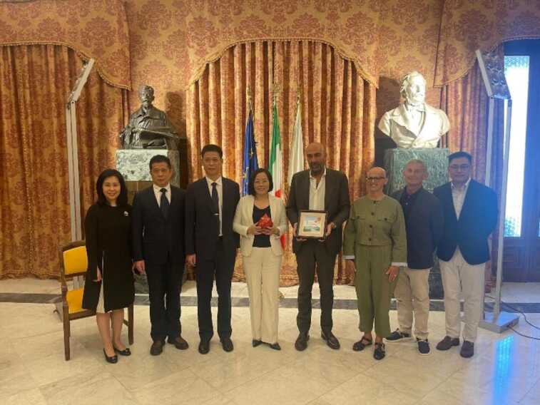 Bari, Leccese riceve una delegazione di Guangzhou: le due città gemellate da 38 anni – VIDEO