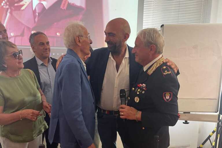 Bari, Polizia locale in festa per i 90 anni dell’ex comandante Antonio Cavallo. Gli auguri di Leccese