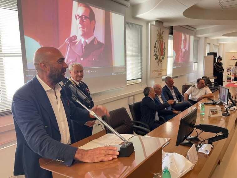 Galleria foto 'Bari, Polizia locale in festa per i 90 anni dell’ex comandante Antonio Cavallo. Gli auguri di Leccese' - foto 2