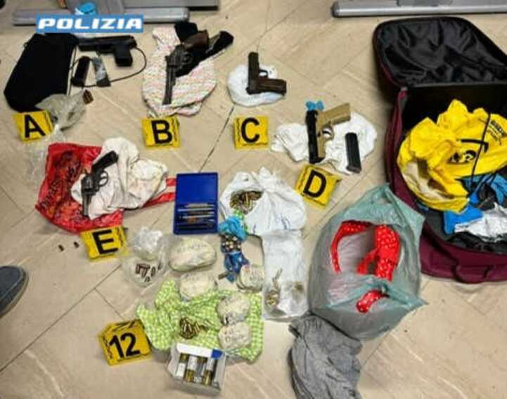 Nasconde in un box 5 armi clandestine e droga: arrestato un 24enne a Bari
