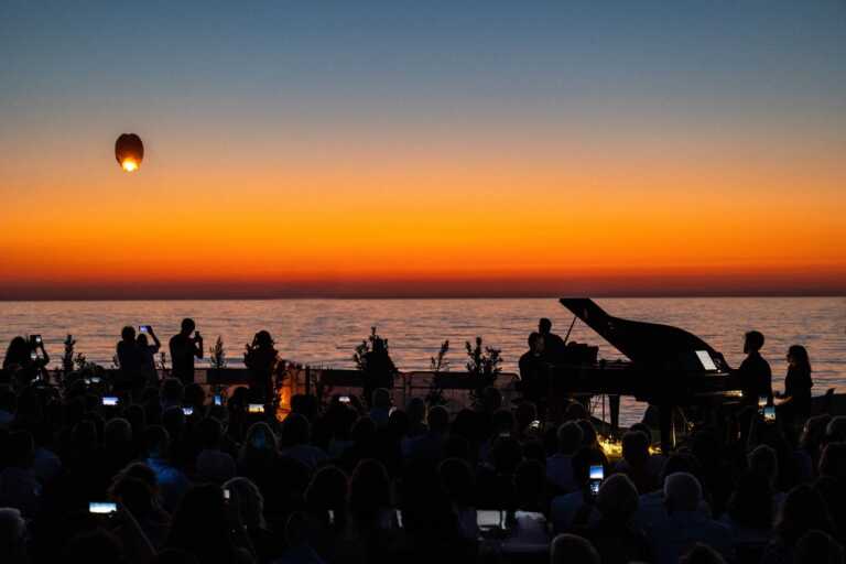 Nessun Dorma, a Trani l’emozione della musica all’alba in uno scenario mozzafiato – VIDEO