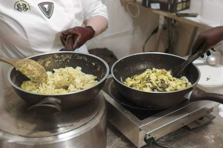 Grottaglie, “Orecchiette nelle ‘nchiosce” fa dieci. Ad agosto tutti a lezione da Nunzia