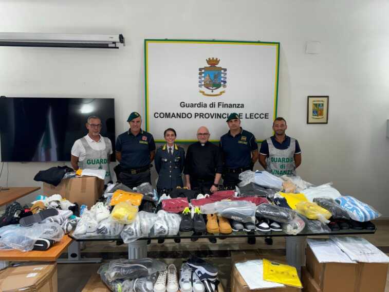 Lecce, i finanzieri donano alla Caritas oltre 400 capi di abbigliamento destinati alle famiglie bisognose