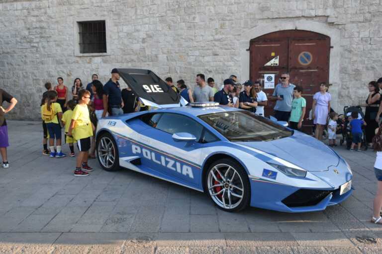 Lamborghini, Pullman Azzurro e Fullback della Scientifica. A Bisceglie la campagna di sicurezza stradale con la Polizia – VIDEO