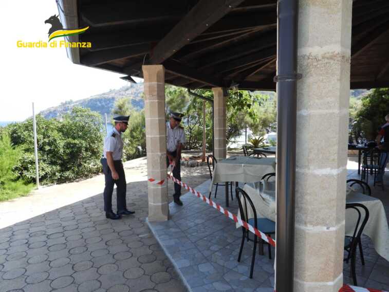 Amplia il ristorante occupando un’area del demanio marittimo: denunciato a Tricase