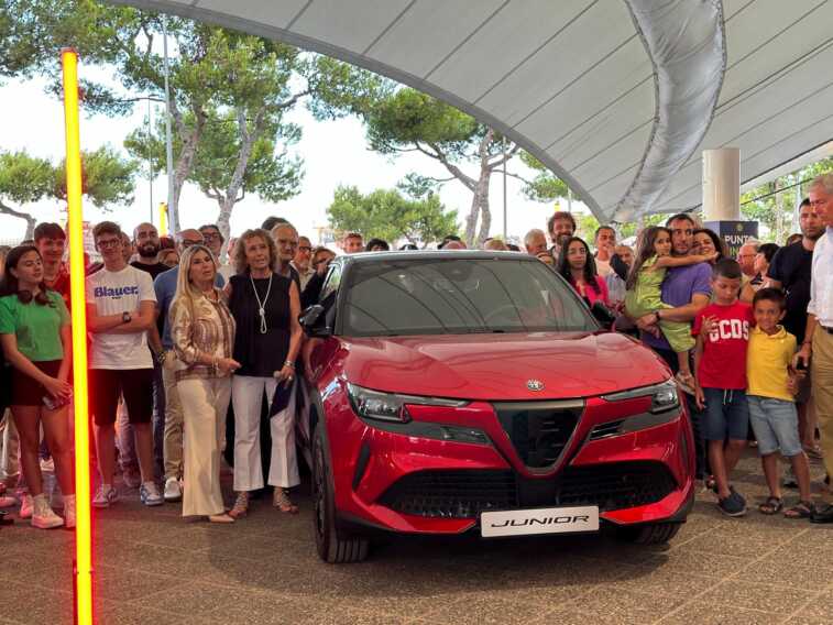 Bari, presentata la prima full electric dell’Alfa Romeo. Loiacono: «Una nuova era»