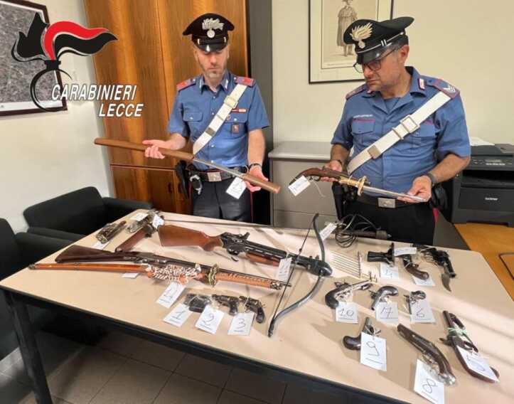 Galleria foto 'Compra e vende armi online, in casa ha un arsenale: arrestato medico 62enne a Maglie' - foto 2