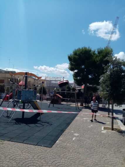 Galleria foto 'Palo del Colle, autogru si ribalta vicino a un parco giochi per bambini: ferito un operaio – FOTO' - foto 4
