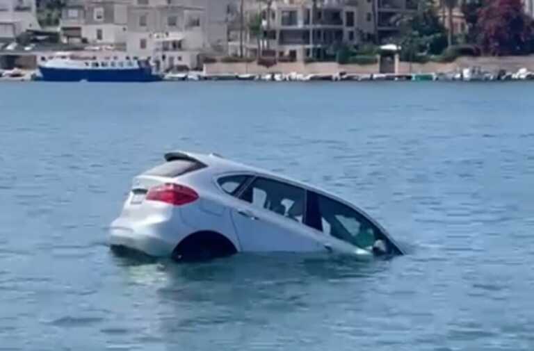 Brindisi, auto finisce in mare sotto gli occhi del proprietario: «Ha dimenticato il freno a mano» – VIDEO