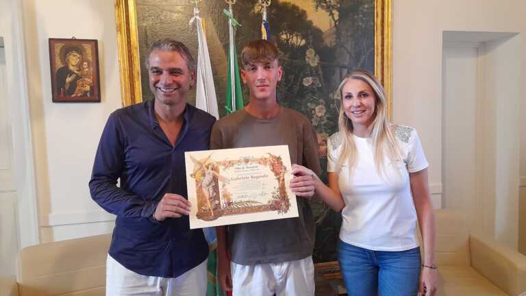 Monopoli, bagnino salva un anziano dall’annegamento: premiato il 20enne Gabriele Bagnulo