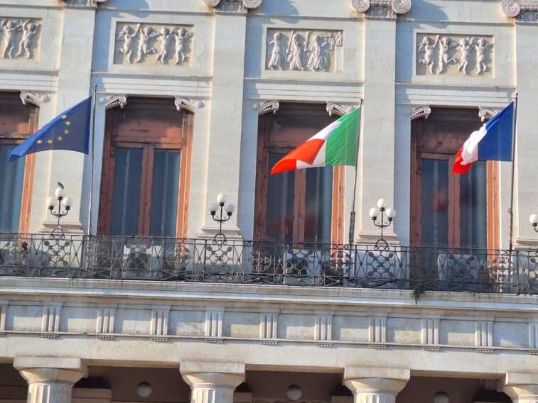 Galleria foto 'Anniversario della presa della Bastiglia: anche a Bari sventola la bandiera francese' - foto 1
